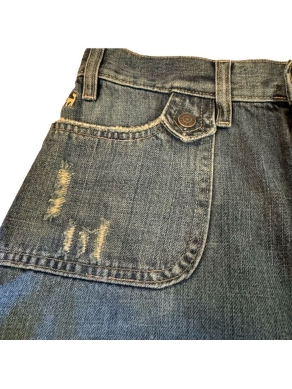 Old Navy Ultra  Distressed
Denim Skirt.
Excellent Condition
Size 2 Vintage - Picture 4 of 10